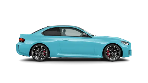 Błękitne BMW M2 G87 z czarnymi felgami i czerwonymi zaciskami hamulcowymi, prezentujące sportowy profil na czarnym tle.