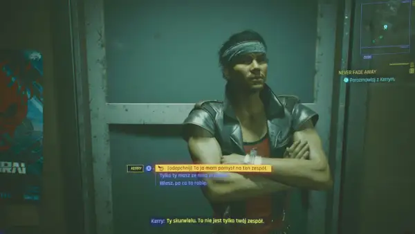 Cyberpunk czynnik ludzki: Kerry, z opaską na głowie i w skórzanej kurtce, rozmawia o zespole. Jego mina sugeruje konflikt.