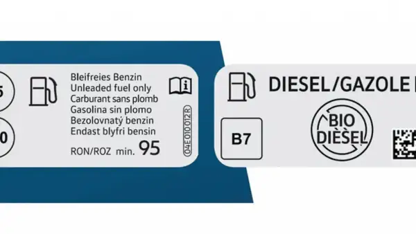 Etiquetas de combustible: las motos 125 usan gasolina sin plomo 95. También se muestra diésel B7 y biodiésel.