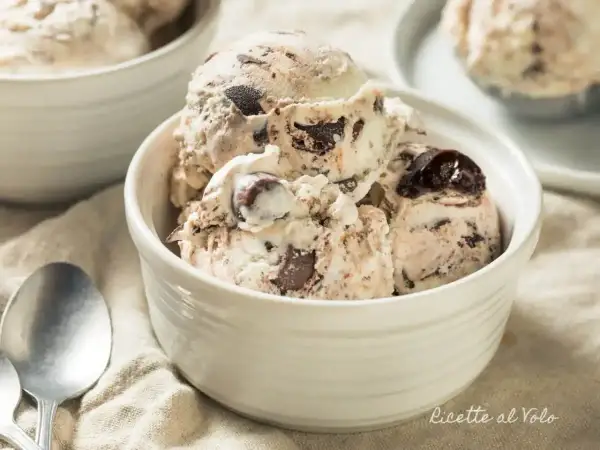 Coppette di gelato fatto in casa senza gelatiera, con pezzi di cioccolato e ciliegie.