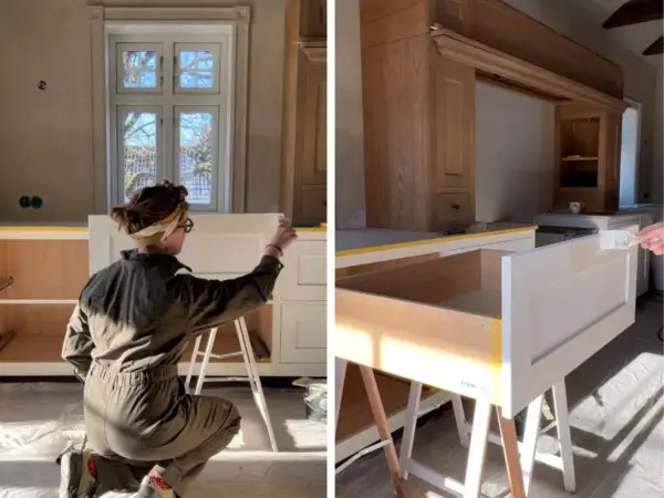 Person målar furu köksluckor vita. Solen lyser in genom fönstret och skapar skuggor.