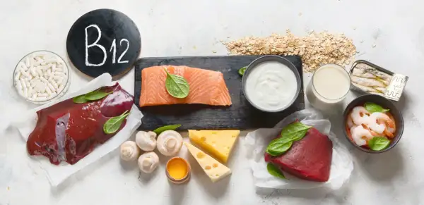 Witaj w świecie witaminy B12! Gdzie występuje? Wątróbka, łosoś, ser, jajka, mleko, krewetki, sardynki i płatki owsiane to jej bogate źródła.