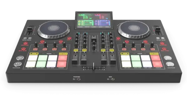 Profesjonalny kontroler DJ z dwoma deckami, padami i ekranem.