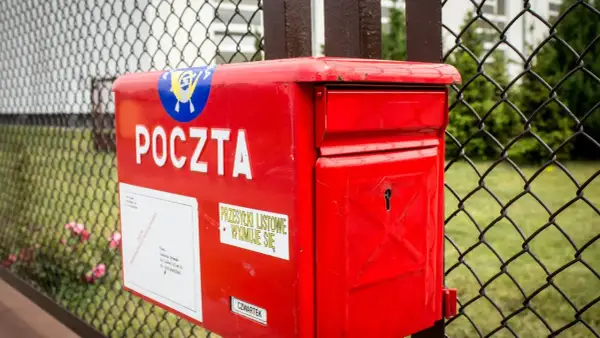 Czerwona skrzynka Poczty Polskiej. Sprawdź poczta polska cennik list zagraniczny, by wysłać paczkę za granicę.