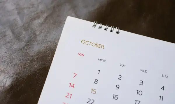 Calendario di Ottobre, con giorni e numeri visibili. La durata scia edilizia è un concetto che si lega al tempo, come questo mese.