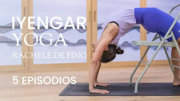 Descubre qué es el yoga Iyengar con Rachele De Fino en 5 episodios. Mujer en postura de puente con apoyo de silla.