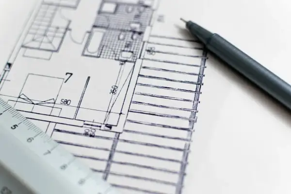 Rysunek wykonawczy z widocznym fragmentem planu mieszkania, linijką i długopisem.