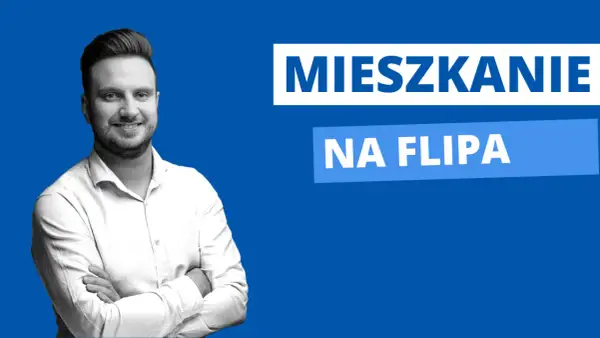 Uśmiechnięty mężczyzna w koszuli, z rękami skrzyżowanymi na piersi. Obok napis "MIESZKANIE NA FLIPA".