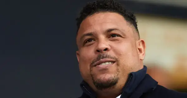 Uśmiechnięty Ronaldo Nazario, legenda futbolu. Jego waga była tematem dyskusji, ale talent niezaprzeczalny.