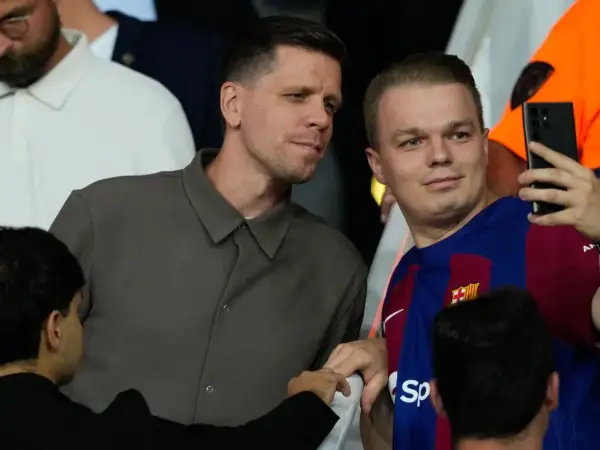 Wojciech Szczęsny, znany z wysokich zarobków, robi sobie zdjęcie z fanem w koszulce Barcelony.