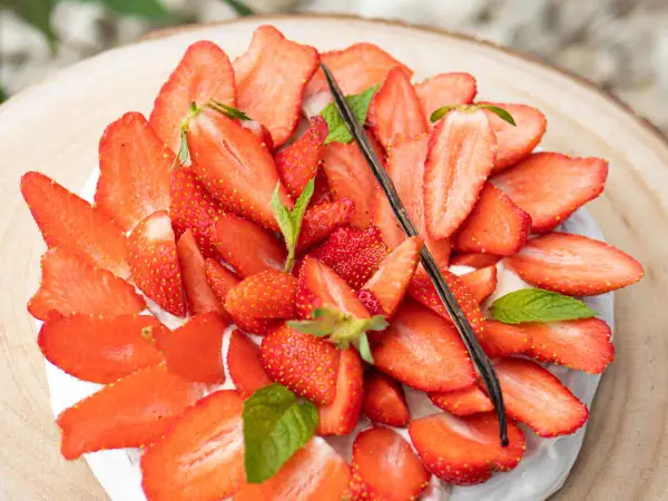 Pavlova fraise mascarpone : meringue aérienne, crème onctueuse, fraises fraîches et une gousse de vanille.