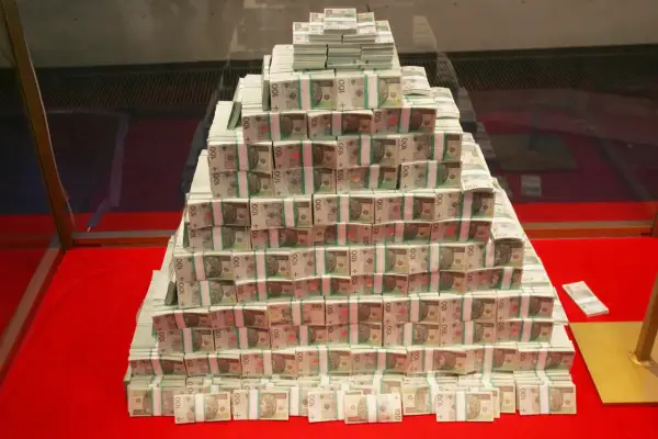 Góra pieniędzy z banknotów 100 zł. Czy to właśnie tyle dostał zwycięzca rekordowych 213 milionów z powiatu krotoszyńskiego?