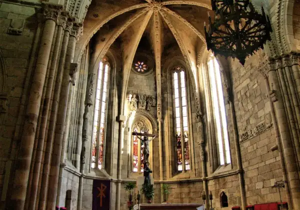 Interior de la iglesia de San Francisco Betanzos. Crucifijo imponente, vidrieras y bóvedas góticas.