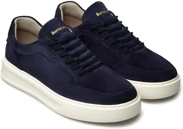 Eleganti barracuda sneakers uomo in camoscio blu navy con suola bianca. Perfette per un look casual chic.