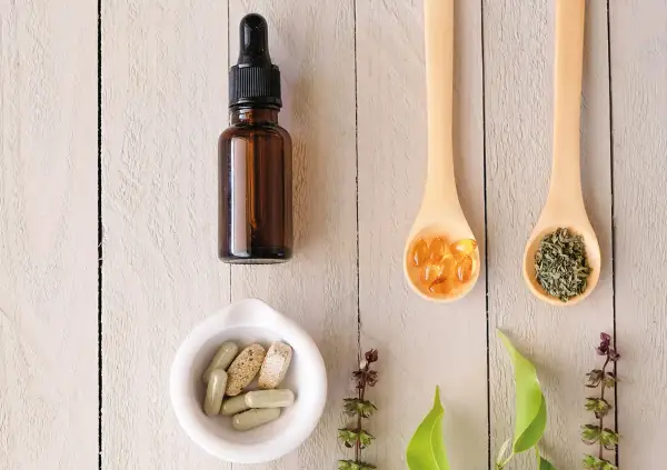 Natürliche Heilmittel: Tropfflasche, Pillen, Kapseln und Kräuter – eine alternative zur chemotherapie.