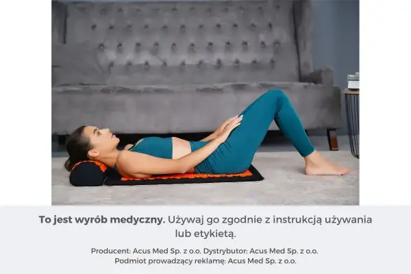 Kobieta leży na macie do akupresury, relaksując się. Dowiedz się, jak używać matę do akupresury dla lepszego samopoczucia.