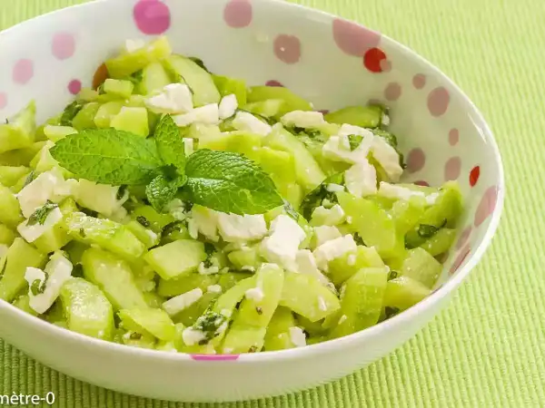 Salade fraîche de concombre et feta, parsemée de menthe. Un délice estival !