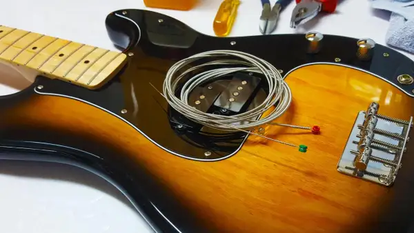 Nowe struny czekają na założenie na gitarę. Zobacz, jak łatwo to zrobić!