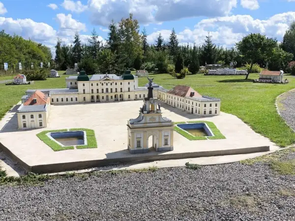 Miniaturowy pałac i inne budowle, idealne **Hajnówka atrakcje dla dzieci**.