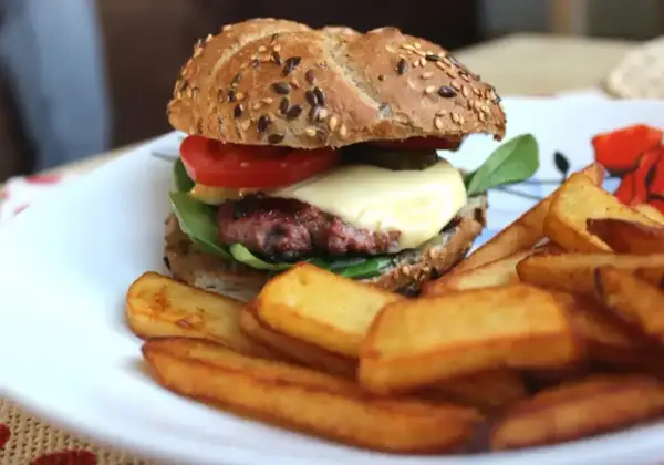 Pyszne, prawdziwe burgery przepis na domowy obiad. Soczysty kotlet, ser, warzywa i chrupiące frytki.