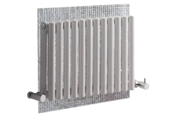 Radiatore bianco con pannelli termoriflettenti scintillanti dietro.