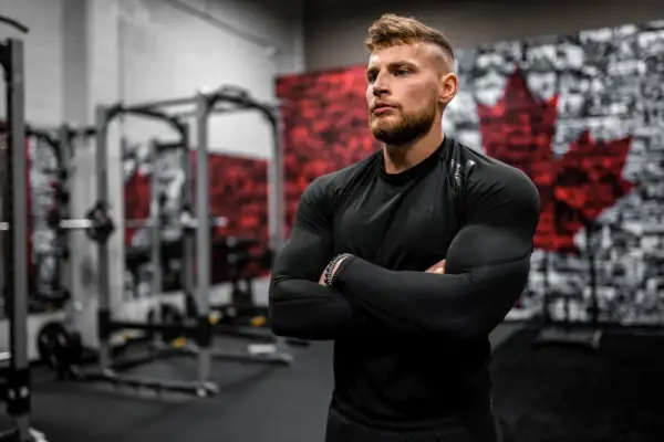Muskulöser Mann im Fitnessstudio, bereit für die Fitnesskaufmann Ausbildung. Das Gehalt ist attraktiv.