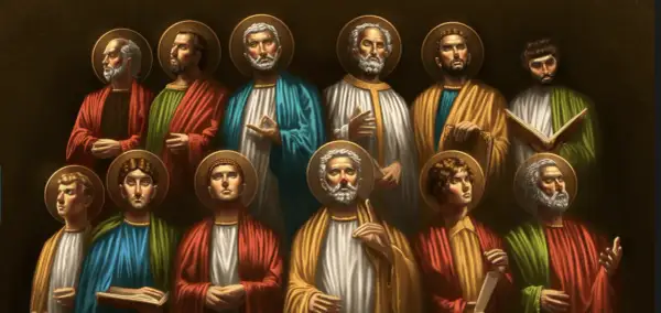 Grupa świętych z aureolami, przedstawiająca 12 apostołów w barwnych szatach, z księgami i gestami błogosławieństwa.