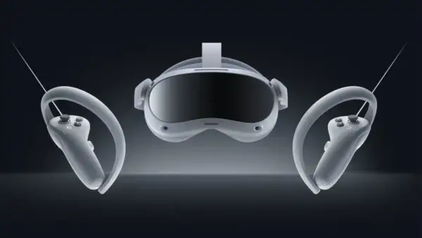 Pico 4 Test: VR-Headset mit zwei Controllern in schwebender Darstellung vor dunklem Hintergrund.