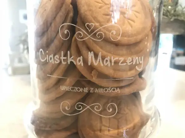 Słoik pełen ciastek "Marzeny", idealnych do stemplowania. Przepis na nie jest pilnie strzeżoną tajemnicą.