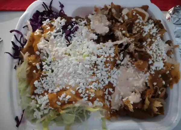 Pudełko z kebabem, sałatką, serem i sosami. Pyszne danie, ale warto sprawdzić kebab box kcal przed zjedzeniem.