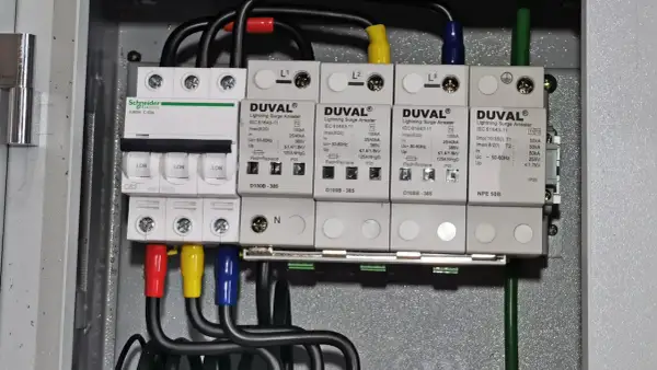 W rozdzielnicy elektrycznej widać wyłączniki i ogranicznik przepięć. Montaż ogranicznika przepięć jest kluczowy dla ochrony instalacji.