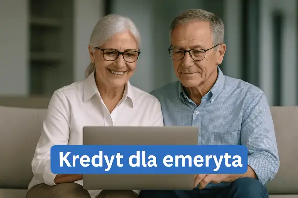 Uśmiechnięci emeryci przeglądają ofertę najtańszy kredyt dla emerytów na laptopie.
