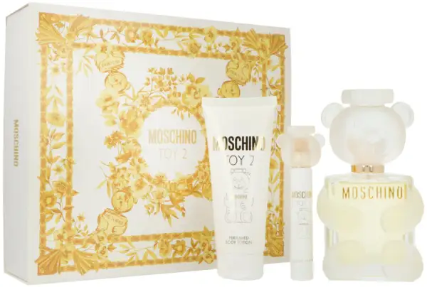 Zestaw Moschino Toy 2: perfumy w kształcie misia, balsam do ciała i atomizer. Złote zdobienia na opakowaniu.