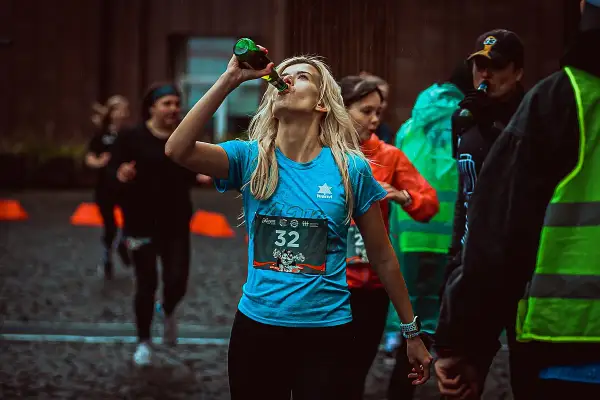 Bieganie po alkoholu: Ryzyko, mity i zdrowe nawyki biegacza