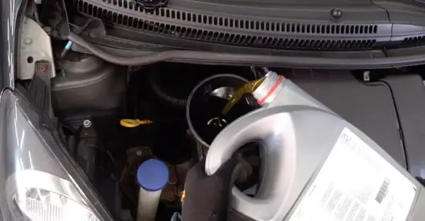 Wymiana oleju w Toyocie Corolla: co ile kilometrów, aby uniknąć problemów