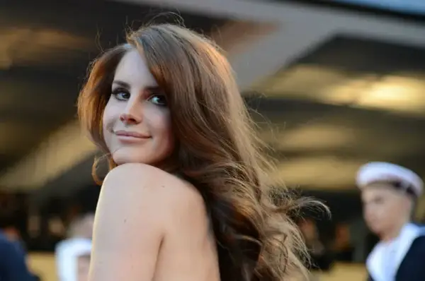 Ile Lana Del Rey ma lat? Zaskakujące fakty o jej urodzinach i karierze