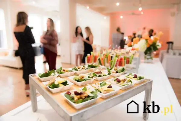 Catering: Ile za osobę? Ceny, co wliczone i jak oszczędzać?