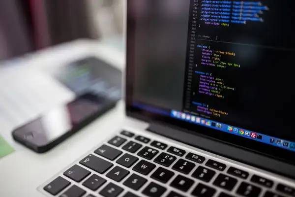 Laptop zwalnia? Sprawdź, jak go przyspieszyć za darmo i z inwestycją