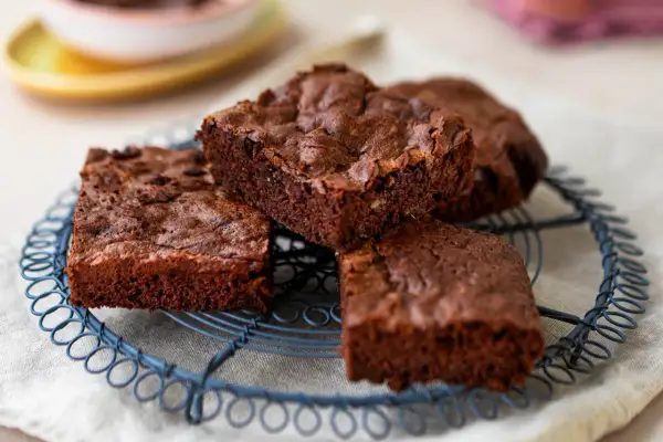 Saftige Bananen Brownies auf einem Drahtgitter, bereit zum Genießen.