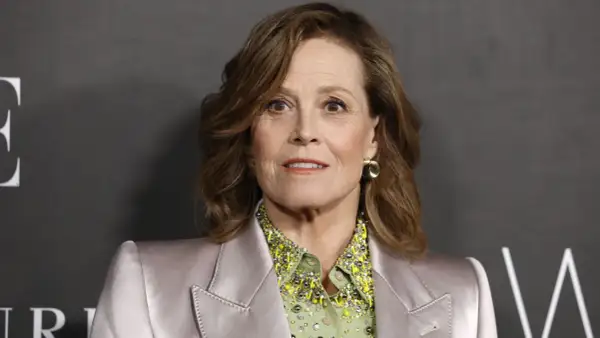 Sigourney Weaver, ikona kina, w eleganckim stroju. Jej niezapomniane role w filmach na zawsze zapisały się w historii.