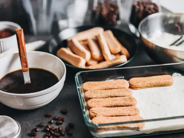 Preparando tiramisú: bizcochos de soletilla, café y la crema de mascarpone, ingrediente clave.