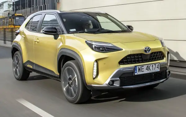 Złoty Toyota Yaris Cross w ruchu miejskim. Czy jego wady są widoczne na pierwszy rzut oka?