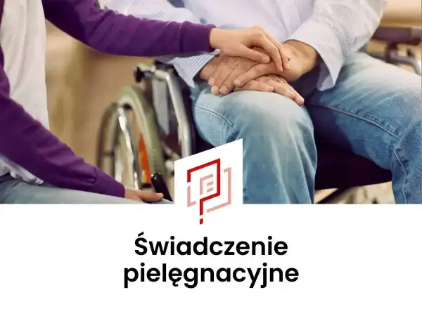 Dłoń młodej osoby obejmuje dłoń starszego mężczyzny na wózku. To świadczenie pielęgnacyjne dla seniora, symbol troski i wsparcia.