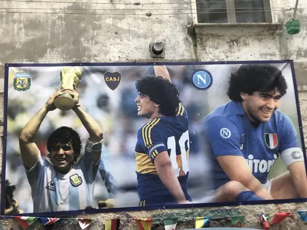 Diego Maradona w koszulce Argentyny z pucharem, w barwach Boca Juniors i Napoli. Czy grał w Barcelonie? Nie, ale jego kariera była legendarna.
