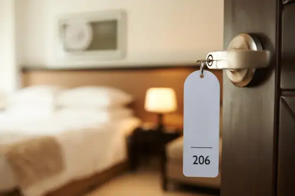 Czy osoba niepełnoletnia może wynająć pokój w hotelu? Sprawdź zasady