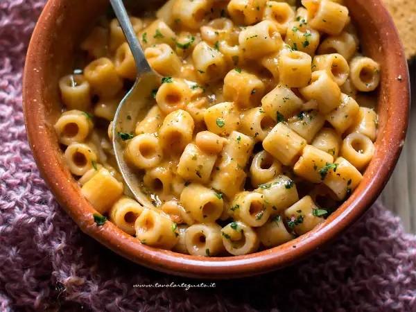 Una ciotola di pasta e fagioli in scatola cremosa, un piatto confortante e saporito, pronto per essere gustato.