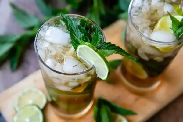 Dwa orzeźwiające mojito z rumem, miętą i limonką. Idealny alkohol do mojito na upalne dni.