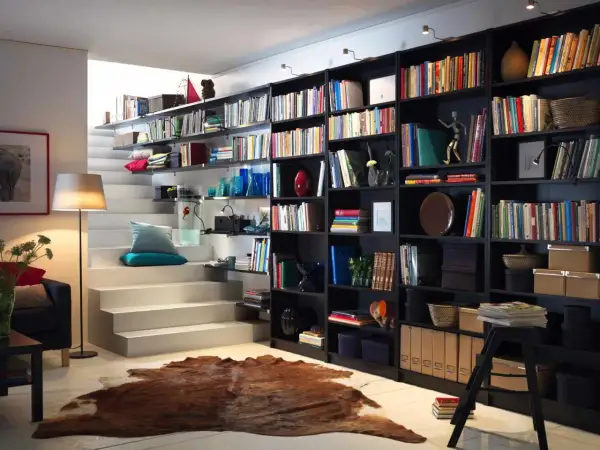 Estantería de libros negra con escaleras blancas. Las medidas estanteria libros son perfectas para este salón.