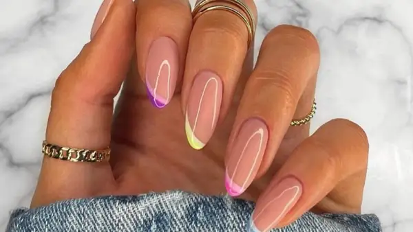Elegancki manicure french z kolorowymi końcówkami – fiolet, żółć, róż i błękit dodają mu nowoczesnego charakteru.