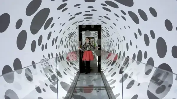 Flicka i en prickig tunnel på Paradox Museum Stockholm. Många positiva paradox museum stockholm reviews vittnar om en rolig upplevelse.
